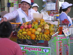 Vendeuse de jus de fruits sur le marché <a style="margin-left:10px; font-size:0.8em;" href="http://www.flickr.com/photos/83080376@N03/20325296754/" target="_blank">@flickr</a>