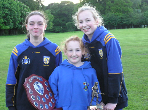 Féile skills runners up Eve O'Brien and Rebecca Sheehy from na Fianna with winner. Féile skills runners up Eve O'Brien and