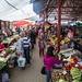 Mercados com muitas frutas e verduras