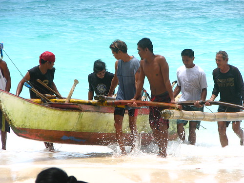  men carrying boat to shore Boracay, Aklan, Philippines Buhay Pinoy  Filipino Pilipino  people pictures photos life Philippinen      