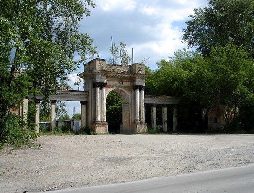 Ворота бывшего стадиона в городе Асбест ©  ayampolsky
