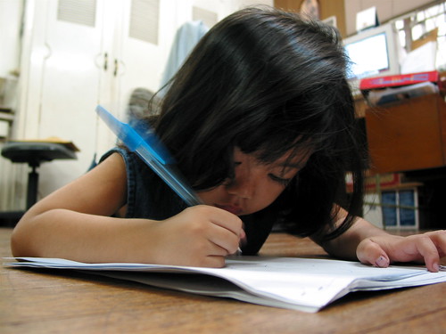 young girl writing scribbling Pinoy Filipino Pilipino Buhay  people pictures photos life Philippinen  菲律宾  菲律賓  필리핀(공화국) Philippines    