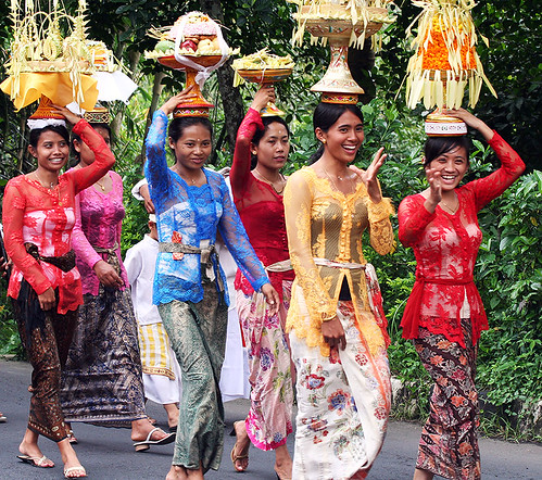 Traditional Sundanese Kebaya Javanese wedding costume bride wearing Kebaya