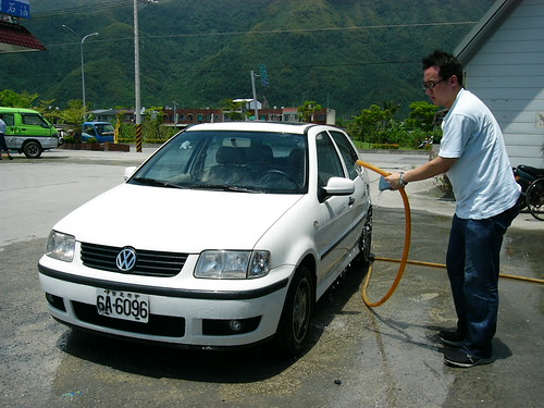 加油站的免費洗車大水管