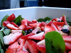 berry-spinach salad