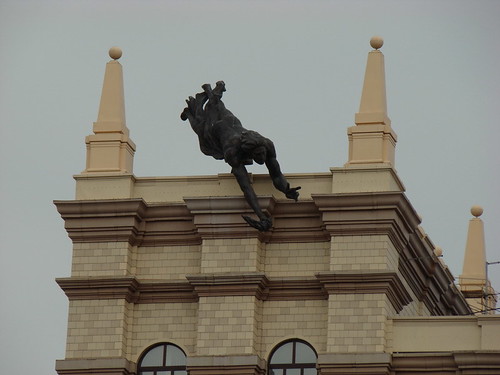 Скульптура на крыше ЮУрГУ ©  ayampolsky