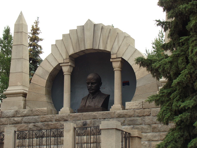 фото: Памятник Ленину в гроте