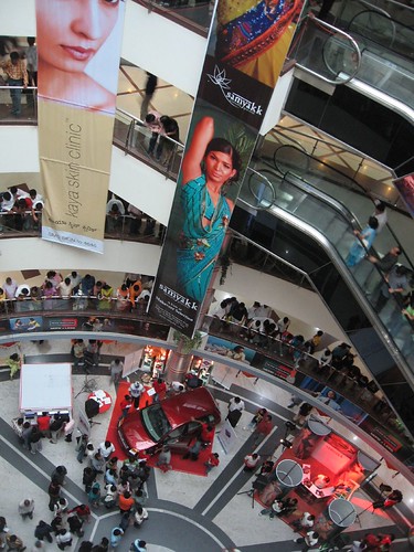 Garuda Mall, Bangalore por drmarcus. * To buy clothes, silks, shoes or some 