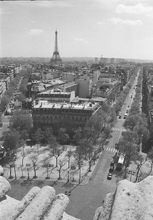 Torre Eiffel desde el Arco del Triunfo en blanco y negro
