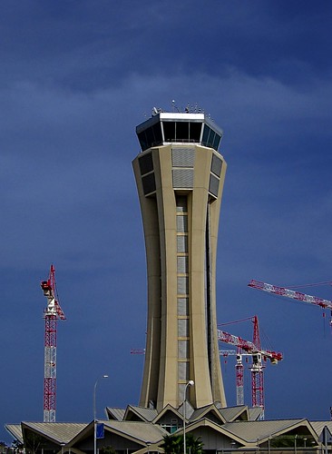 La torre de control del aeropuerto de Málaga rodeado de grúas por montuno.
