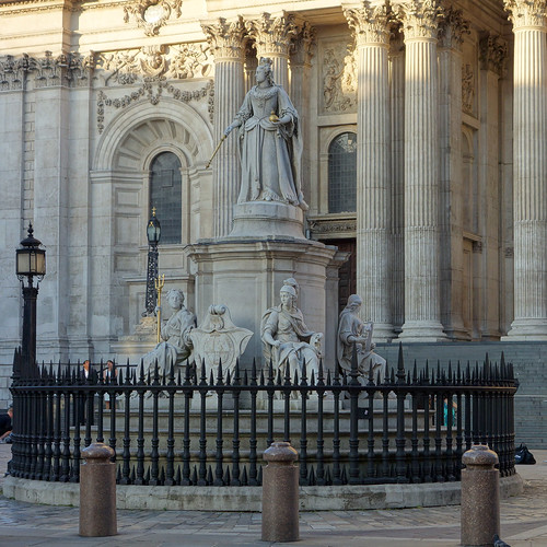 Statue of Queen Victoria in front of the St Paul's Cathedral ©  serge.zykov