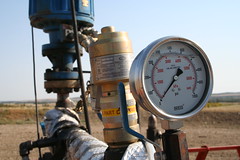 Heavy oil wellhead gauge