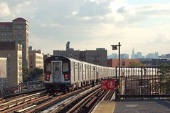 Tren 4 pasando por la calle 170, cerca del Estadio Yankee, con Manhattan y el Empire State Building al fondo