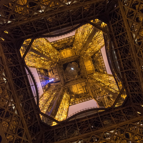 Bottom View of the Eiffel Tower ©  kuhnmi