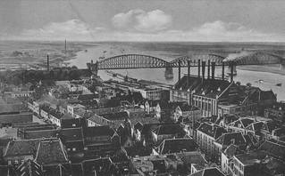 Spoorbrug over de Waal bij Nijmegen. Het zuidelijke landhoofd is ontworpen door architect Pierre Cuypers (1827-1921), de architect van het Rijksmuseum en het Centraal Station in Amsterdam. In de 2e wereldoorlog is de middelste boog twee keer opgeblazen.