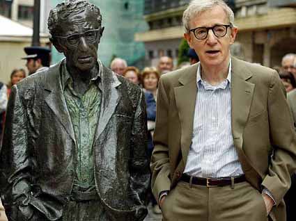 Woody Allen con su estatua en Oviedo
