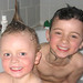 Zelie en Louis in bad