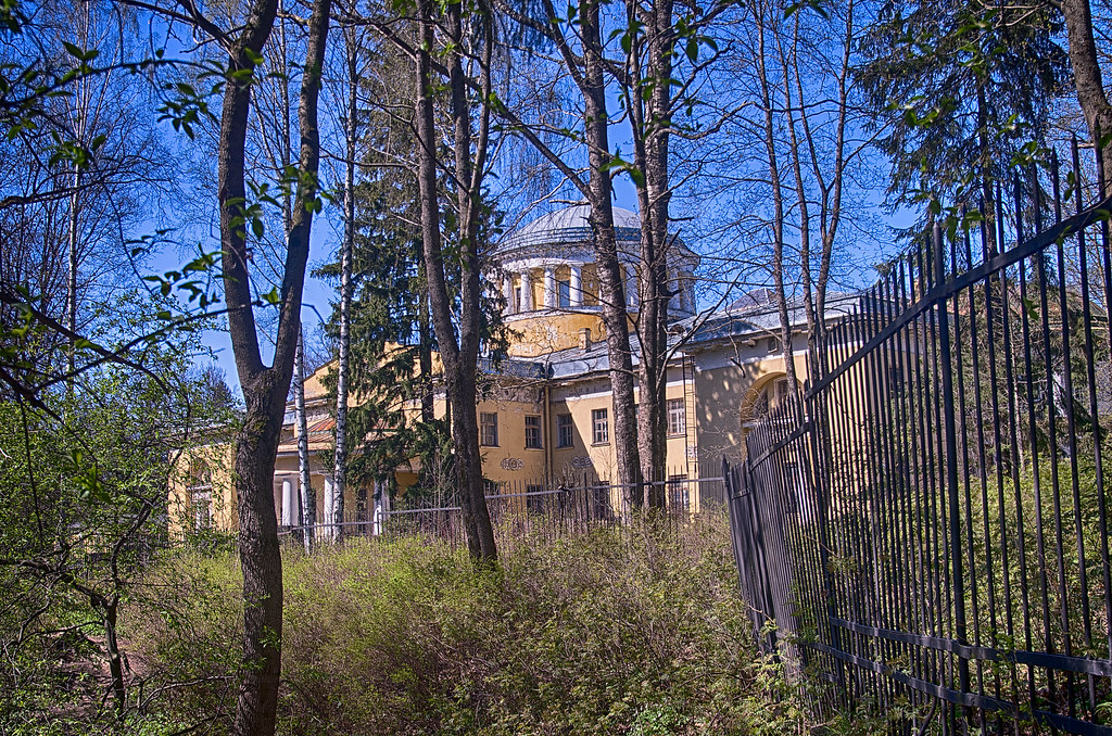 : Grand Palace in Shuvalovsky Park, Saint-Petersburg