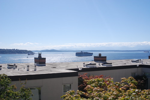 Container ship departs Seattle ©  Michael Neubert