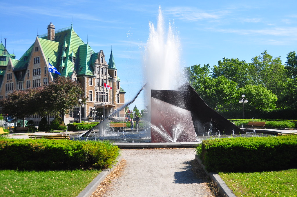 фото: Fontaine de la gare du Palais