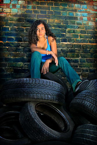 Sexy Photo : The girl on the tyred