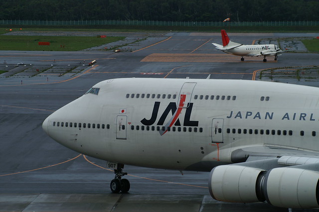 JAL B747-446D (JA8907) & NTH Saab340B-WT (JA02HC) @ CTS/RJCC