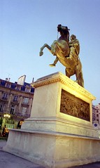 place-des-victoires-night-equestrian