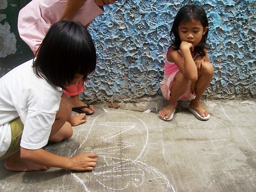 young girls playing a piko, traditional game, street scene  Philippines Buhay Pinoy  Filipino Pilipino  people pictures photos life Philippinen hopscotch     
