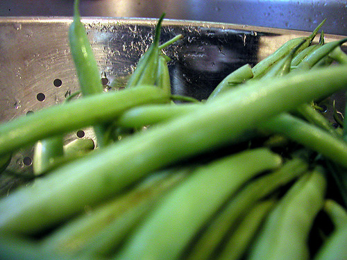cleaning the green beans