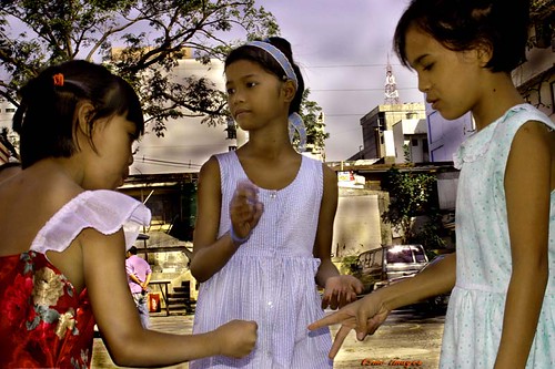  young girls playing a traditional hand game, paper stone rock Philippines Buhay Pinoy  Filipino Pilipino  people pictures photos life Philippinen      