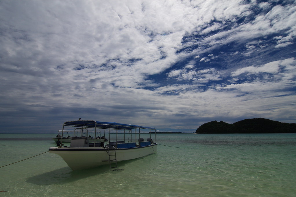 Boat with blue sky and clear sea~~