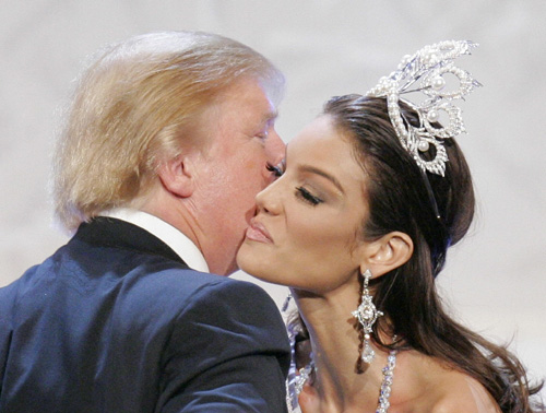 Trump_Miss_Universe_Kiss