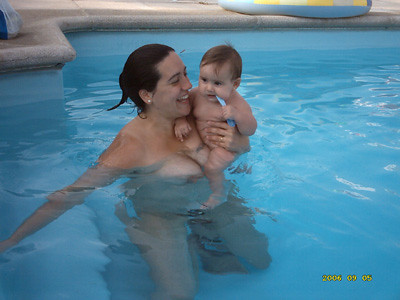 mamá y Lola en la piscina