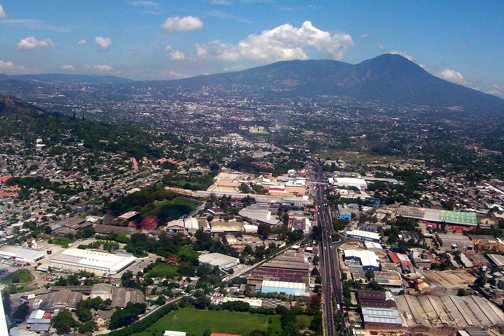Сояпанго - фактический пригород Сан-Сальвадора, застройки соприкасаются