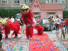 Wedding crashing in China • <a style="font-size:0.8em;" href="http://www.flickr.com/photos/37867910@N00/280180753/" target="_blank">View on Flickr</a>