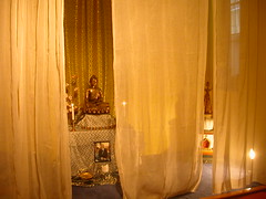 Le bouddha à l'autel du Centre Bouddhiste de l'Ile de France, à Paris 6
