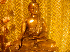 Le bouddha à l'autel du Centre Bouddhiste de l'Ile de France, à Paris 2