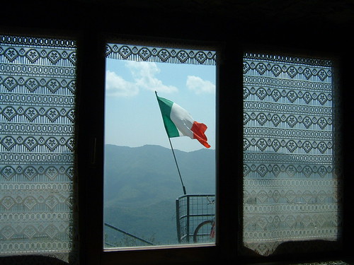 finestra e bandiera
