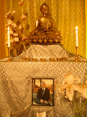 Le bouddha à l'autel du Centre Bouddhiste de l'Ile de France, à Paris 3