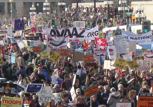 Avaaz_banners_in_crowd