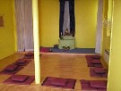 La salle de méditation au Centre Bouddhiste de l'Ile de France, à Paris.