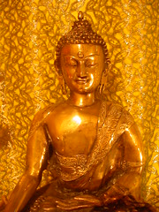 Le bouddha à l'autel du Centre Bouddhiste de l'Ile de France, à Paris 1