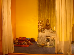 Le bouddha à l'autel du Centre Bouddhiste de l'Ile de France, à Paris 5