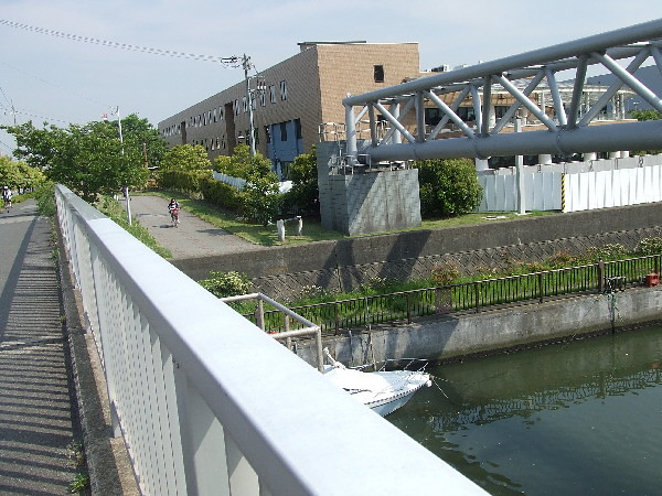 浜田川を渡って、川沿いに下ります。