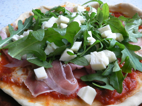 Pizza mit Rucola, Parmaschinken und Mozzarella