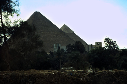 Ägypten 1999 (653) Kairo: Cheops- und Chephren-Pyramide, Gizeh • <a style="font-size:0.8em;" href="http://www.flickr.com/photos/69570948@N04/31710595493/" target="_blank">Auf Flickr ansehen</a>
