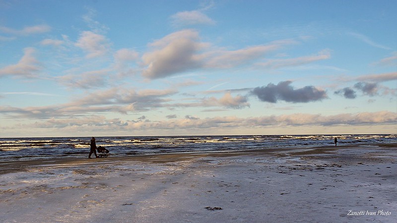 winter beach<br/>© <a href="https://flickr.com/people/100738664@N05" target="_blank" rel="nofollow">100738664@N05</a> (<a href="https://flickr.com/photo.gne?id=31623627922" target="_blank" rel="nofollow">Flickr</a>)