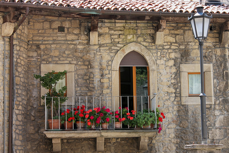 Balcony with geraniums<br/>© <a href="https://flickr.com/people/131656443@N08" target="_blank" rel="nofollow">131656443@N08</a> (<a href="https://flickr.com/photo.gne?id=18809480249" target="_blank" rel="nofollow">Flickr</a>)