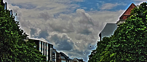 Himmel über Holtenauer Straße • <a style="font-size:0.8em;" href="http://www.flickr.com/photos/69570948@N04/20105455932/" target="_blank">Auf Flickr ansehen</a>
