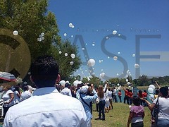 8.- Al concluir la misa, familiares y amigos soltaron globos blancos al cielo para honrar la memoria de Alfredo Moreno Ricart.